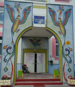 Панно из мозаичной плитки  - главный вход Детского сада.