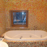Оформление ванной комнаты из стеклянной мозаичной плитки.