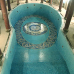 Укладка и отделка бассейна мозаичной плиткой.