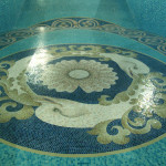 Чаша Бассейна из мозаичной плитки в интерьере частного дома.