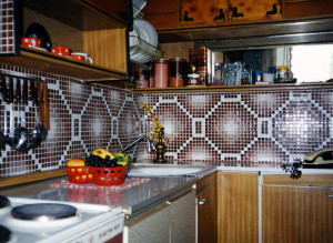 Кухня с орнаментом из мозаики