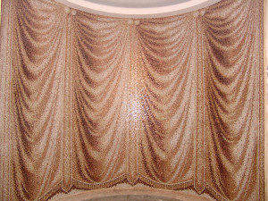 Имитация шторы  - выполненная из мозаики в ванную комнату.