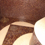 Мозаичный пол и стены из стеклянной плитки мозаика в хамам.