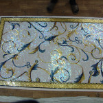 Мозаика для ванной комнаты в мелкой технике изготовления, с элементами золотой мозаичной плитки.