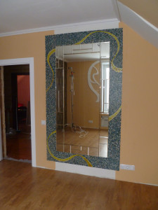 Мозаичное панно -Обрамление  зеркала орнаментом.