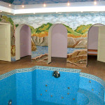 Укладка мозаичной плитки в бассейне.
