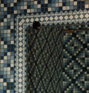 Матричная сборка мозаичного панно для ванной комнаты.