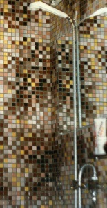 Мозаичная смесь  из стеклянной плитки в ванной комнате.