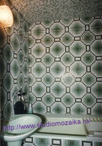 Ванная комната из мозаики в интерьере частного дома.