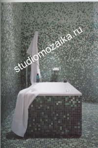 Растяжка из мозаики для ванной комнаты.
