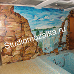 Художественная и матричная композиция в интерьере бассейна из мозаичной плитки.
