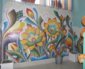 Художественное мозаичное панно в интерьере детского сада.