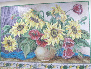 Мозаичное панно цветы - художественная техника исполнения из стеклянной плитки мозаика.