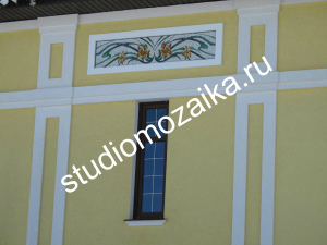 Фасад дома -Орнамент из стеклянной мозаичной плитки.