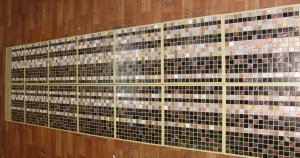 Сборка панно в матричной технике из стеклянной мозаичной плитки.
