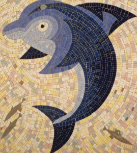 Детская композиция дельфин из мозаики.