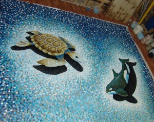 Мозаичное панно дельфин и черепашка. художественное мозаичное изготовление.