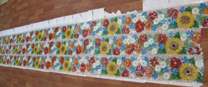 Мастерская студии мозаика - изготовление цветочной композиции из стеклянной плитки .